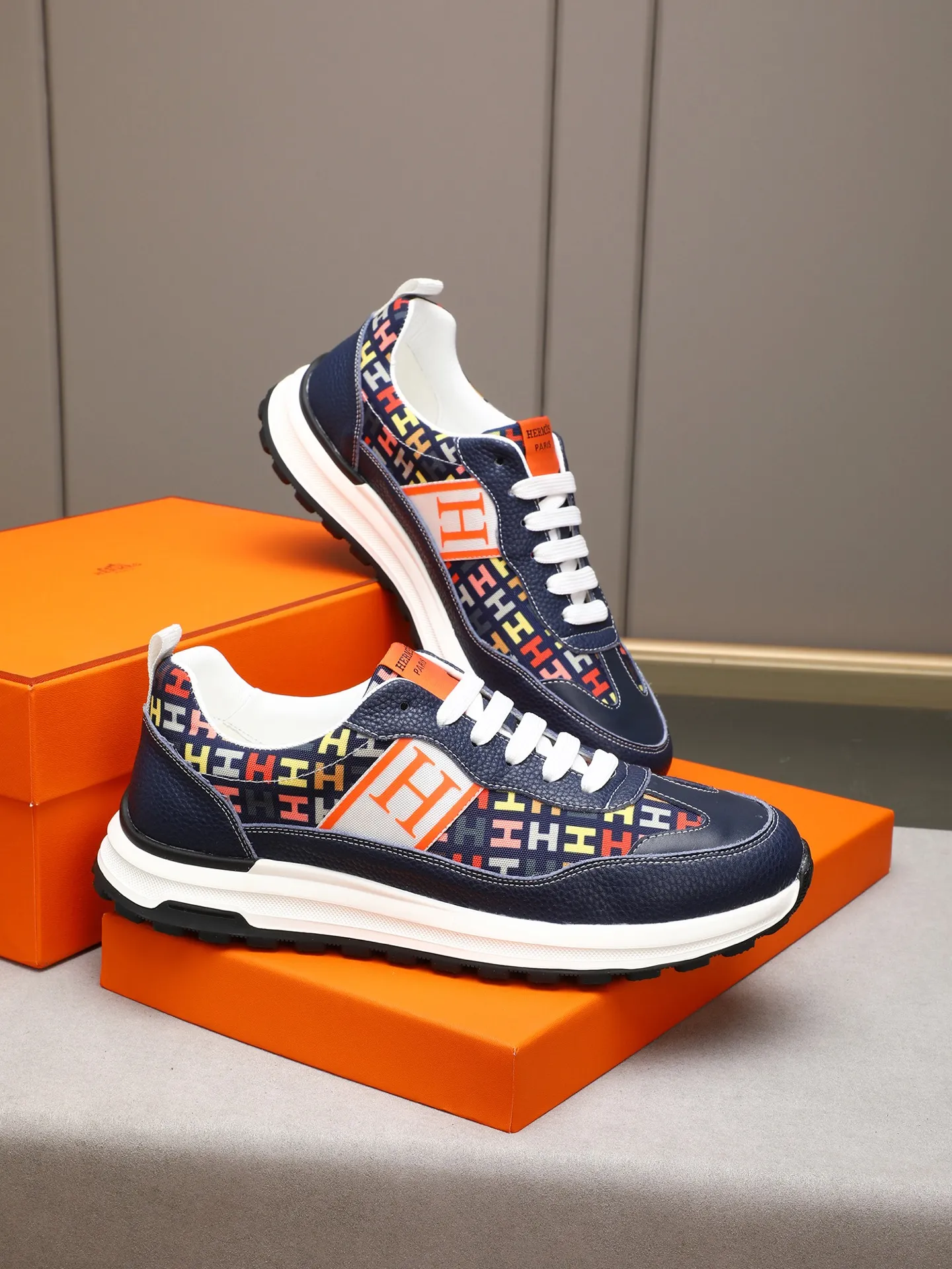 📛📛📛Men's shoes💰P400 (Hermes)🆕Men's color-blocked sneakers, with textured calfskin details. Spliced ​​with original cowhide, this shoe draws inspiration from the equestrian world, integrating technical details and practical functions. Breathable sheep lining, original combination outsole, high-end quality, and every detail is perfectly combined! Size: 38-44 (45 can be customized)